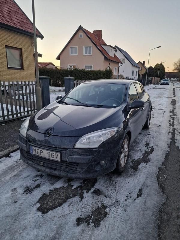 Svart Begagnad 2012 Renault Mégane III | 25 000 kr (Marknadspris) - Bild 1/4