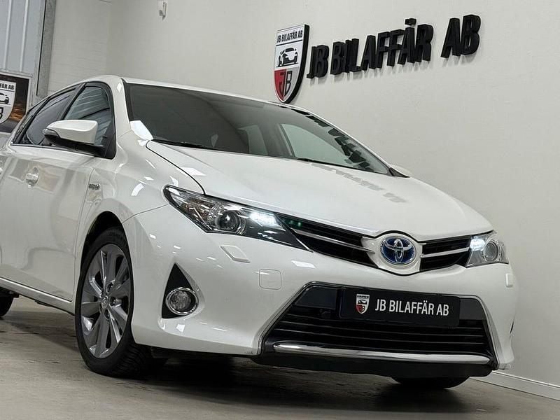 Begagnad Toyota Auris Hybrid Edition 136 HK (100 kW) 2014 Vit