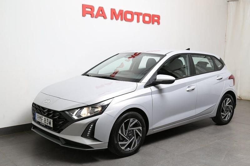 Begagnad Hyundai i20 Essential 101 HK (74 kW) 2024 Grå Halvkombi