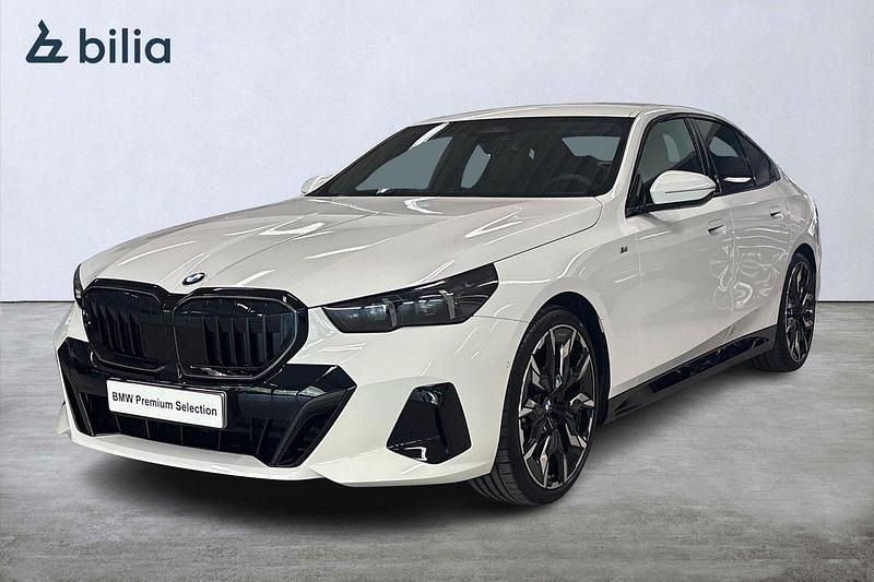 Vit Begagnad 2025 BMW 520 M Sport Sedan | 639 900 kr (Dyr) - Bild 1/4