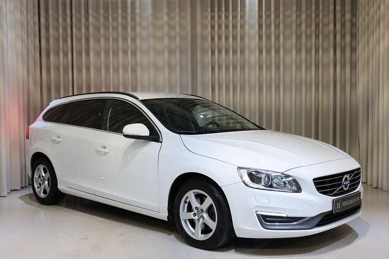 Vit Begagnad 2015 Volvo V60 Momentum Kombi | 159 900 kr (Marknadspris) - Bild 1/4