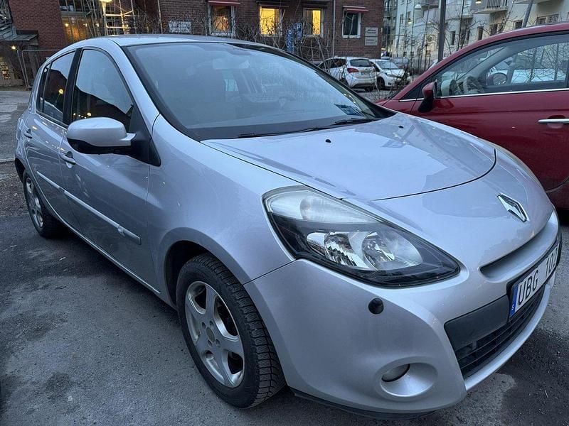Silver Begagnad 2010 Renault Clio R.S. Halvkombi | 41 999 kr (Marknadspris) - Bild 1/4