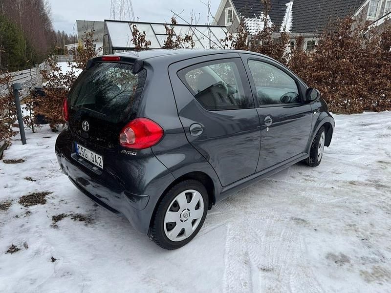 Begagnad Toyota Aygo 68 HK (50 kW) 2007 Grå metallic Halvkombi
