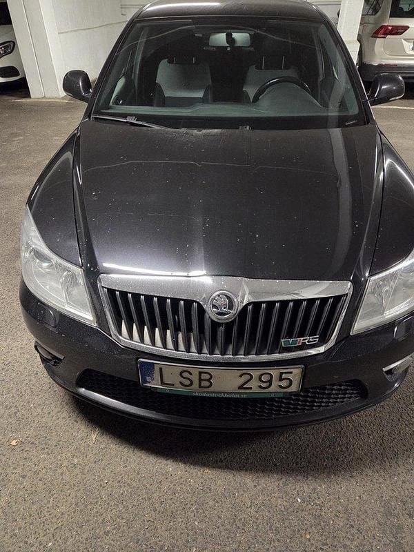 Svart Begagnad 2011 Skoda Octavia RS Sedan | 67 000 kr (Marknadspris) - Bild 1/4