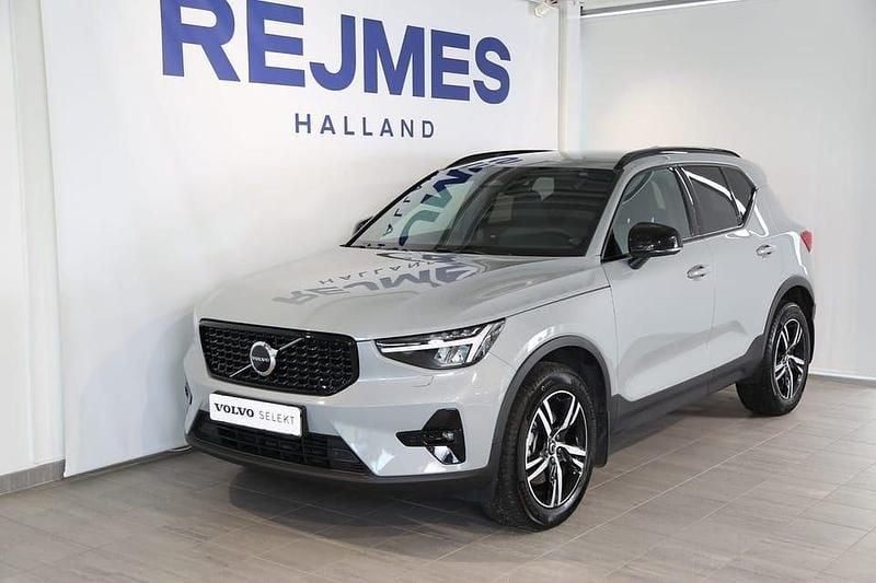 Grå Begagnad 2023 Volvo XC40 Plus SUV | 379 500 kr (Marknadspris) - Bild 1/4