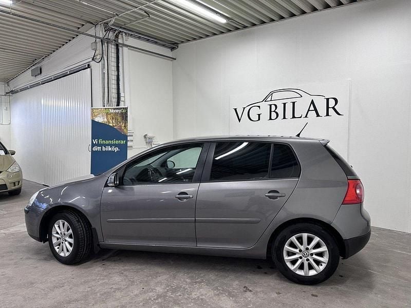 Mörkgrå Begagnad 2006 VW Golf V Trendline Halvkombi | 28 500 kr (Marknadspris) - Bild 1/4