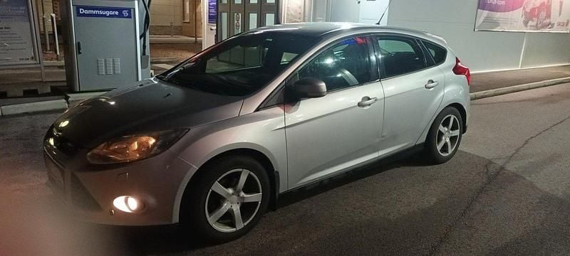 Grå Begagnad 2011 Ford Focus Halvkombi | 31 000 kr (Bra pris) - Bild 1/2