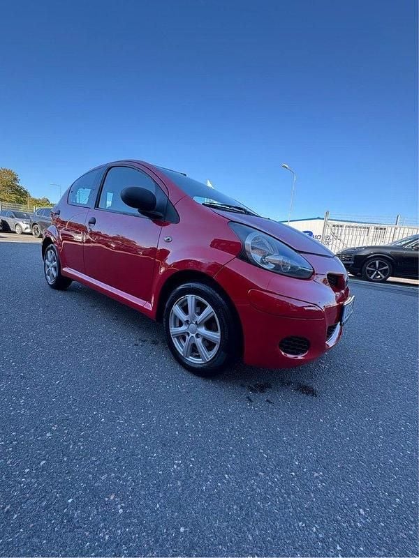 Röd Begagnad 2011 Toyota Aygo Halvkombi | 29 900 kr (Marknadspris) - Bild 1/4