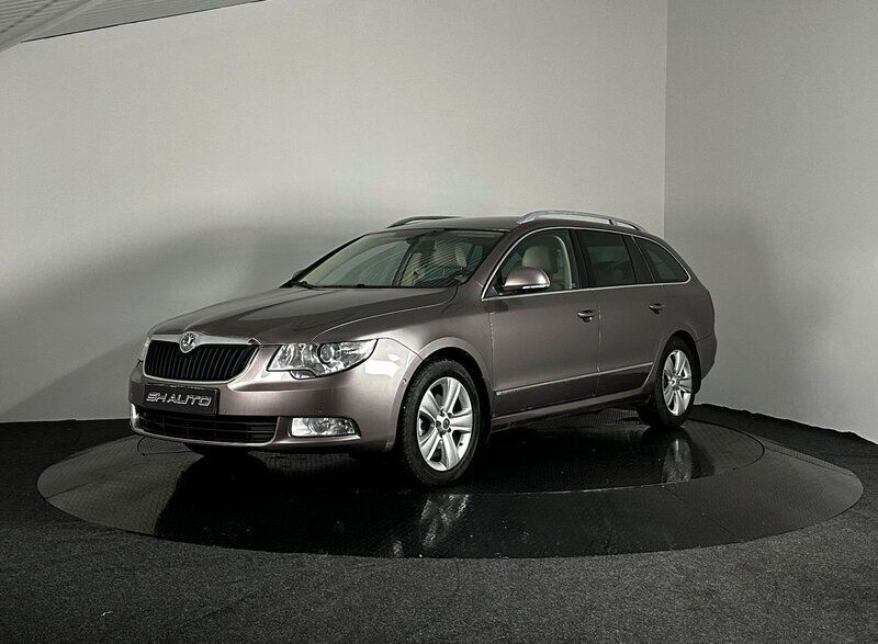 Ljusbrun (brun) Begagnad 2011 Skoda Superb Elegance Kombi | 79 900 kr (Marknadspris) - Bild 1/4