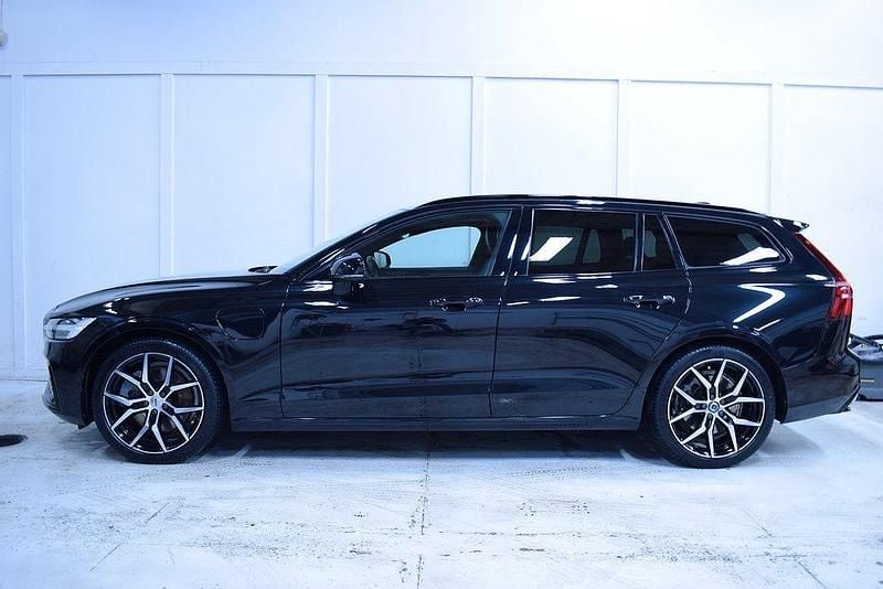 Svart Begagnad 2021 Volvo V60 R-Design Kombi | 339 000 kr (Superpris) - Bild 1/4