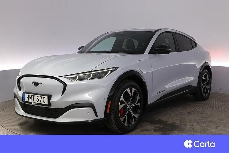 Vit Begagnad 2023 Ford Mustang Mach-E SUV | 442 900 kr (Marknadspris) - Bild 1/4