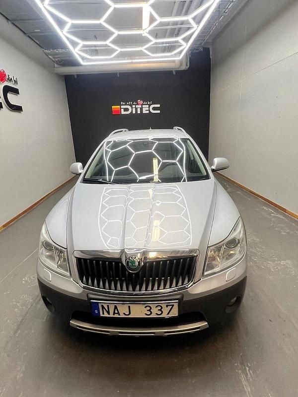 Silver Begagnad 2012 Skoda Octavia Scout Kombi | 79 900 kr (Bra pris) - Bild 1/4