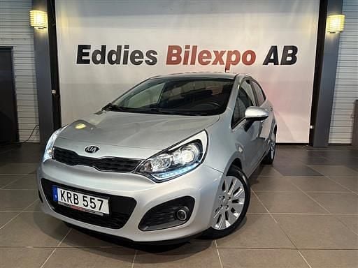 Grå Begagnad 2014 Kia Rio Halvkombi | 59 900 kr (Marknadspris) - Bild 1/4