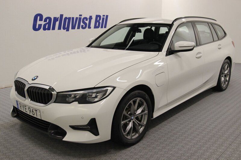 Vit Begagnad 2021 BMW 330e Sport Line Kombi | 309 000 kr (Marknadspris) - Bild 1/4