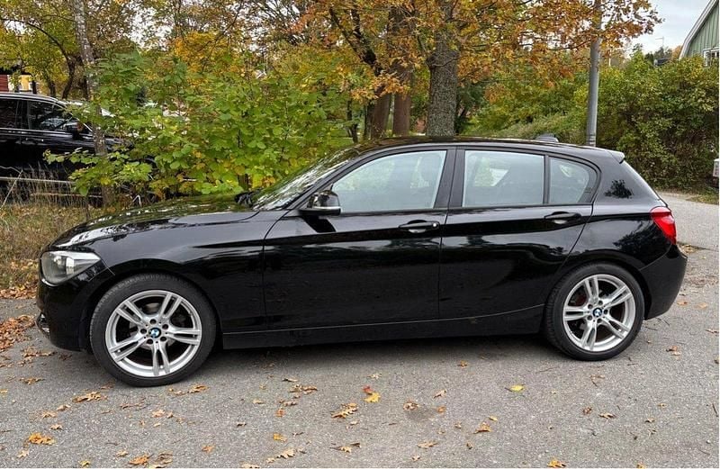 Svart Begagnad 2012 BMW 116 Halvkombi | 72 000 kr (Marknadspris) - Bild 1/4