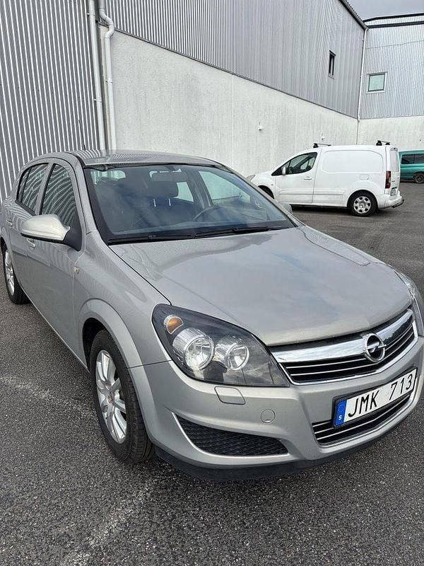 Grå Begagnad 2011 Opel Astra Halvkombi | 31 000 kr (Superpris) - Bild 1/4