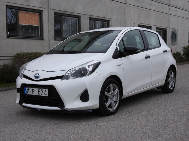 Vit Begagnad 2013 Toyota Yaris Hybrid Halvkombi | 69 900 kr (Dyr) - Bild 1/4