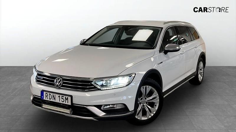 Vit Begagnad 2019 VW Passat Alltrack Executive Kombi | 199 900 kr (Marknadspris) - Bild 1/4