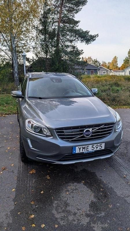 Grå Begagnad 2017 Volvo XC60 Standard SUV | 230 000 kr (Marknadspris) - Bild 1/4