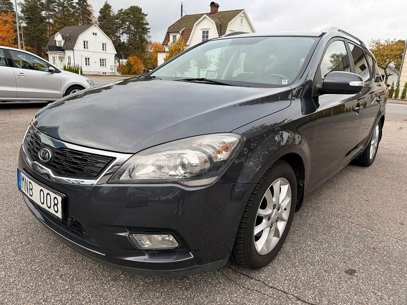 Grå Begagnad 2011 Kia Ceed Sportswagon EX Kombi | 79 900 kr (Bra pris) - Bild 1/4