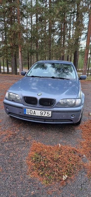 Begagnad 2003 BMW 320 Sedan | 30 000 kr (Superpris) - Bild 1/4