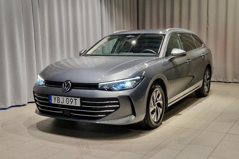 Grå Begagnad 2025 VW Passat Kombi | 374 900 kr (Bra pris) - Bild 1/4