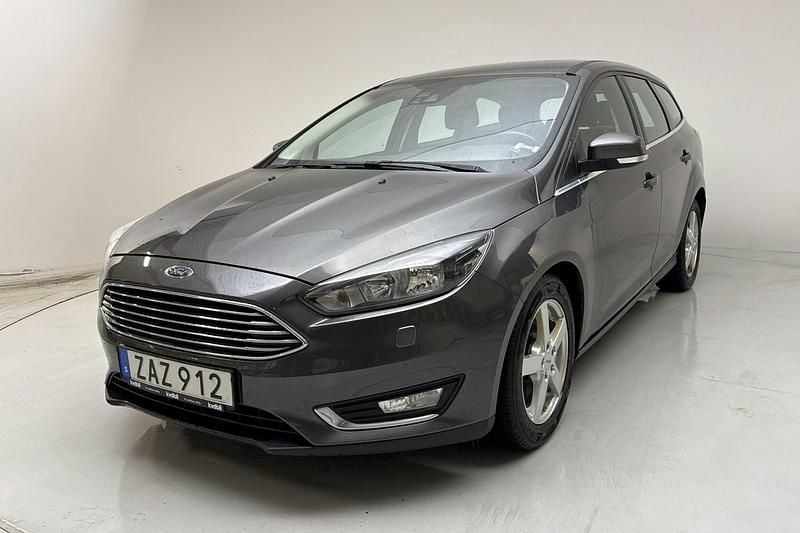 Grå Begagnad 2018 Ford Focus Titanium Kombi | 144 000 kr (Marknadspris) - Bild 1/4
