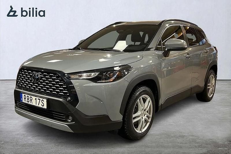 Grå Begagnad 2024 Toyota Corolla Cross Active SUV | 344 800 kr (Marknadspris) - Bild 1/3