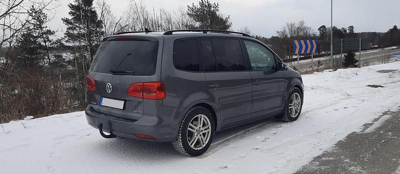 Begagnad VW Touran 140 HK (102 kW) 2012 Minibuss