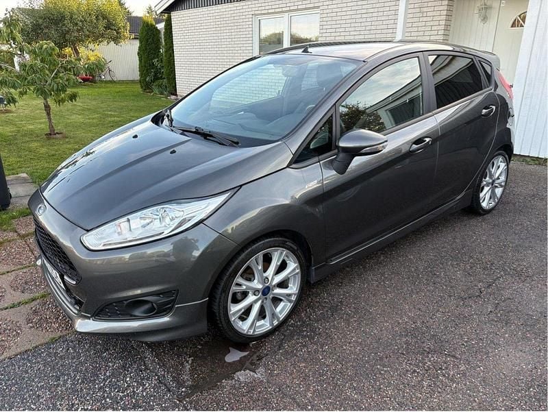 Grå Begagnad 2017 Ford Fiesta ST-Line Halvkombi | 94 000 kr (Bra pris) - Bild 1/4