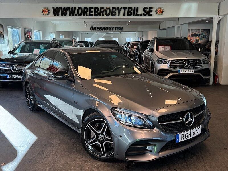 Grå Begagnad 2020 Mercedes C300e AMG line Sedan | 329 900 kr (Lite dyr) - Bild 1/4