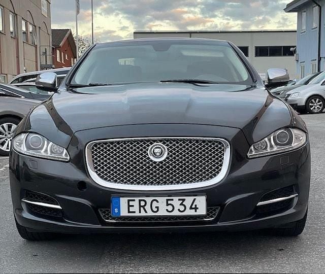 Mörkgrå (grå) Begagnad 2010 Jaguar XJ Sedan | 179 000 kr (Dyr) - Bild 1/4