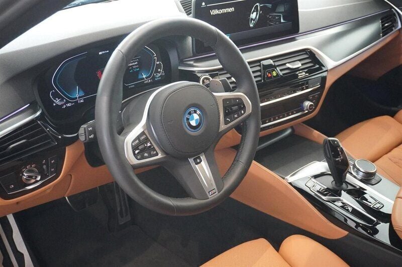 Begagnad BMW 545e M Sport 394 HK (289 kW) 2023 Grå/silver Sedan