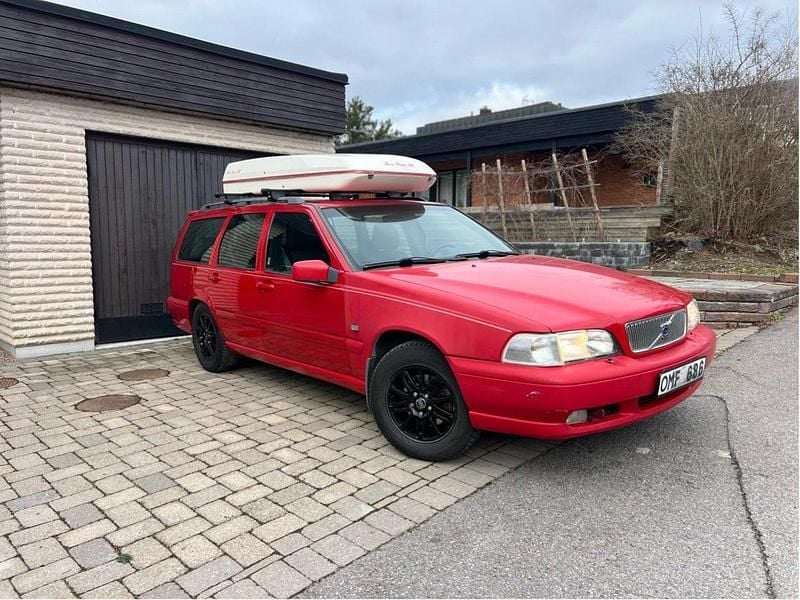 Röd Begagnad 2000 Volvo V70 Standard Kombi | 26 900 kr (Marknadspris) - Bild 1/4