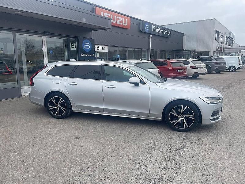 Begagnad Volvo V90 Momentum 190 HK (139 kW) 2020 Silver Kombi