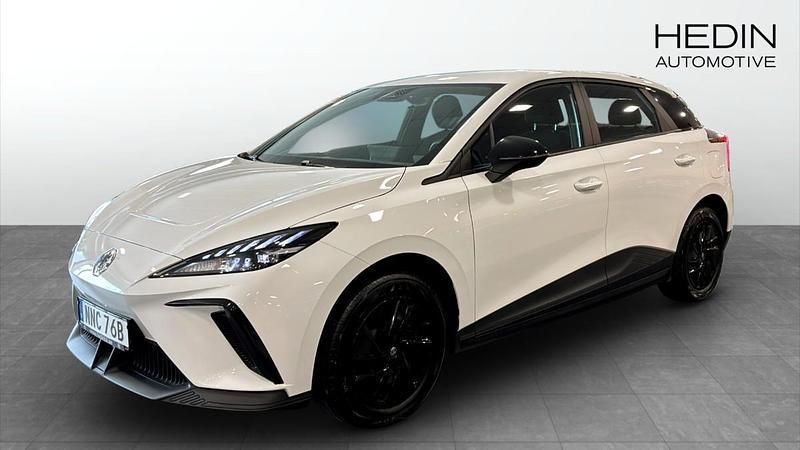 Vit (white) Begagnad 2023 MG MG4 EV Halvkombi | 249 900 kr (Dyr) - Bild 1/4