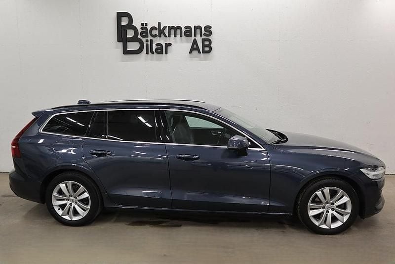 Begagnad Volvo V60 Momentum 197 HK (144 kW) 2021 Blå met. (denim blue) Kombi