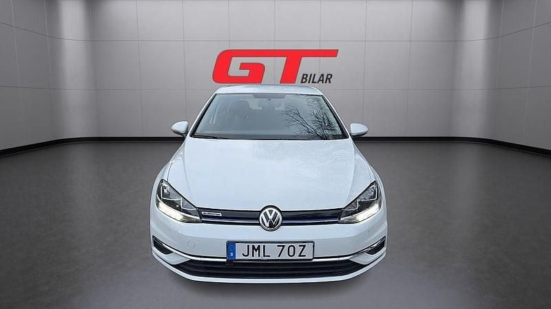 Begagnad VW Golf VII 131 HK (96 kW) 2019 Vit Halvkombi