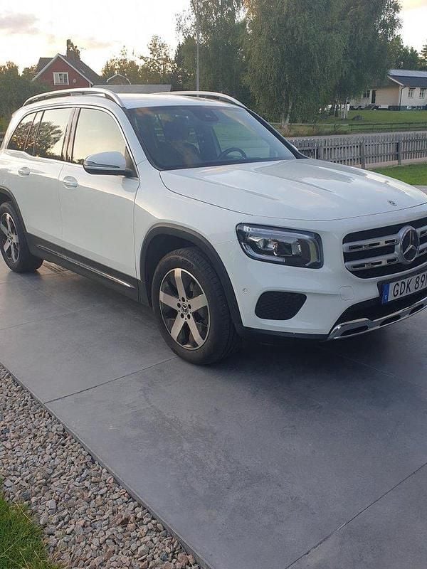 Vit Begagnad 2021 Mercedes GLB200 SUV | 310 000 kr (Marknadspris) - Bild 1/4