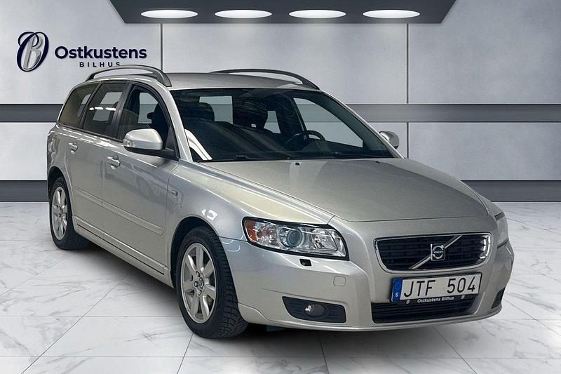 Ljusgrå Begagnad 2009 Volvo V50 Momentum Kombi | 41 900 kr (Marknadspris) - Bild 1/4