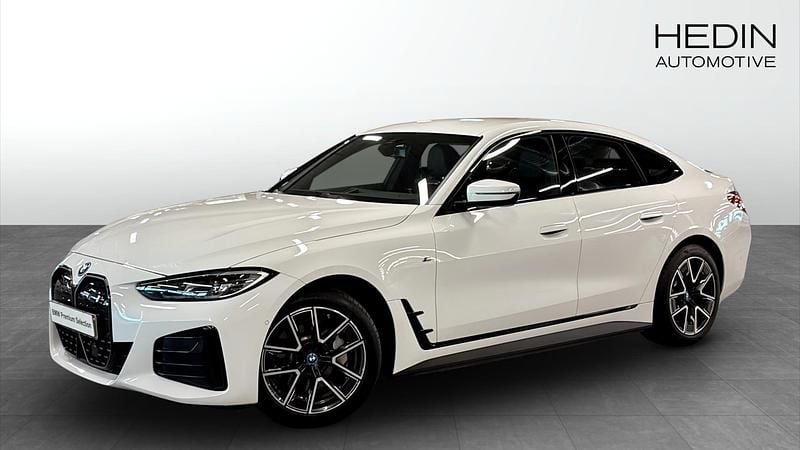 Vit Begagnad 2023 BMW i4 M Sport Sedan | 389 700 kr (Marknadspris) - Bild 1/4