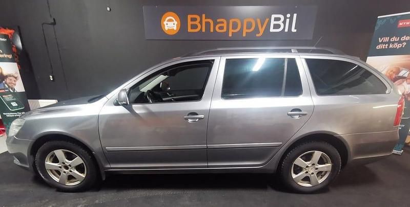 Begagnad Skoda Octavia Elegance 105 HK (77 kW) 2012 Grå Kombi