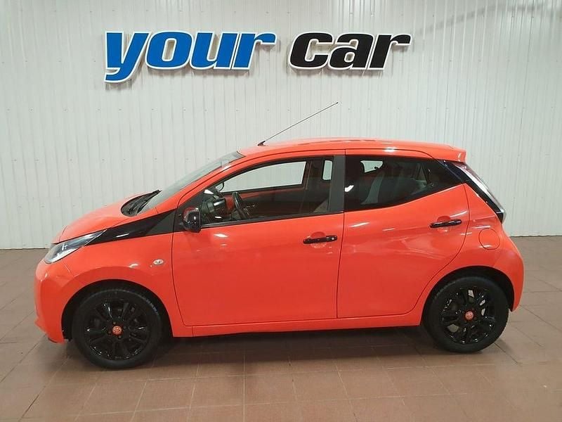 Begagnad Toyota Aygo X-cite 70 HK (51 kW) 2015 Orange (orangemetallic) Halvkombi