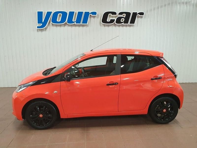 Orange (orangemetallic) Begagnad 2015 Toyota Aygo X-cite Halvkombi | 109 000 kr (Lite dyr) - Bild 1/4