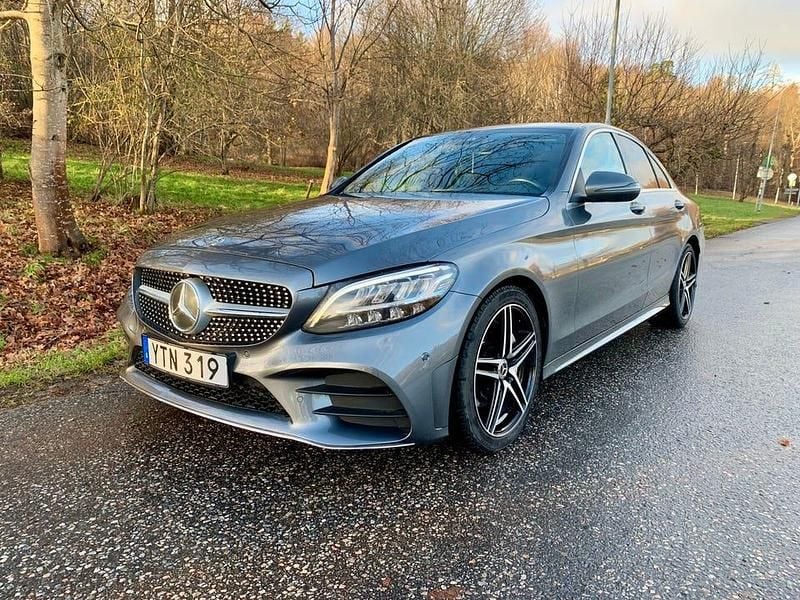 Grå metallic Begagnad 2019 Mercedes C200 AMG Sedan | 257 000 kr (Marknadspris) - Bild 1/4