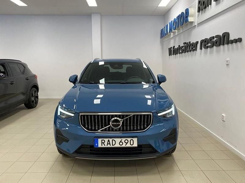 Begagnad Volvo XC40 Core 214 HK (157 kW) 2023 Blå SUV