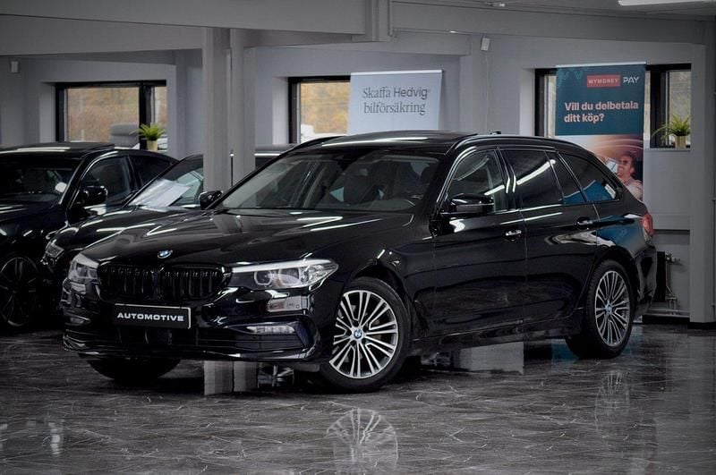 Svart Begagnad 2018 BMW 520 Sport Line Kombi | 219 900 kr (Marknadspris) - Bild 1/4