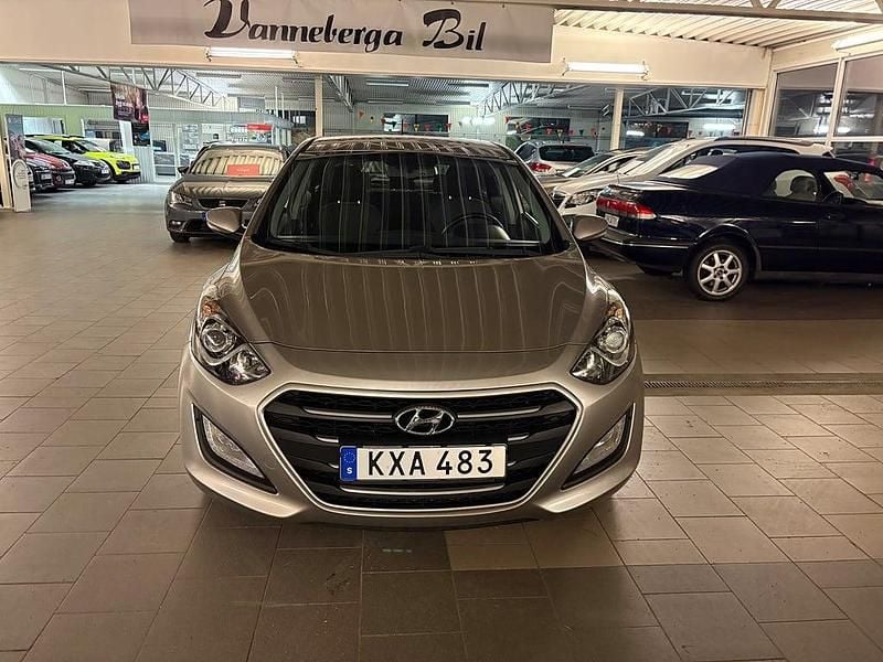 Begagnad Hyundai i30 Comfort 135 HK (99 kW) 2015 Brun Halvkombi