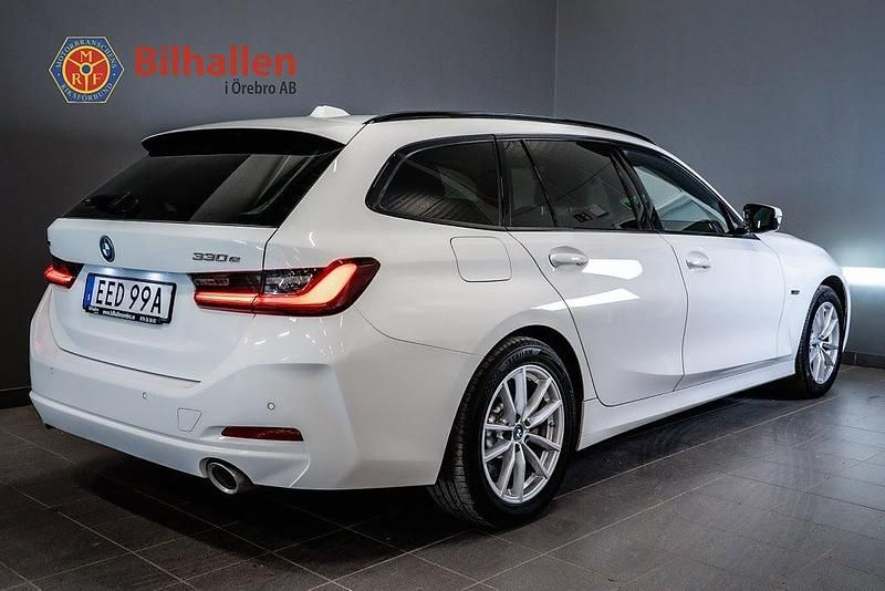 Begagnad BMW 330e Sport Line 184 HK (135 kW) 2022 Vit Kombi