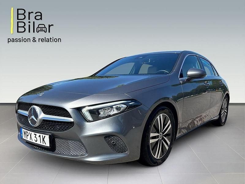 Mörkgrå Begagnad 2021 Mercedes A200 Advantage Kombi | 275 000 kr (Marknadspris) - Bild 1/4